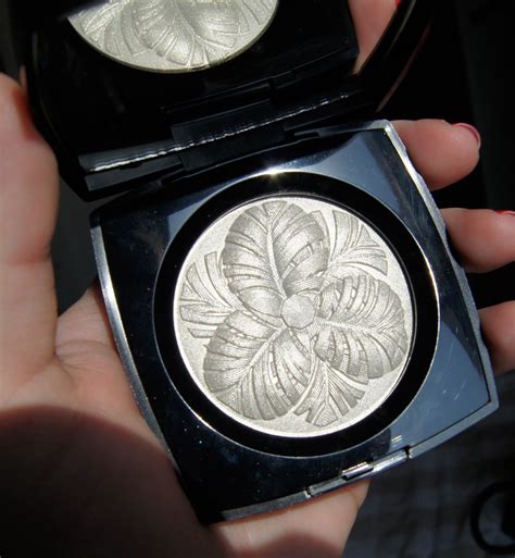 Chanel Camélia de Plumes Highlighting Powder for Plumes 